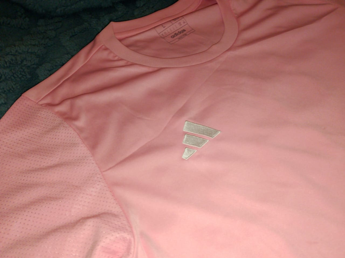 Détail logo Adidas