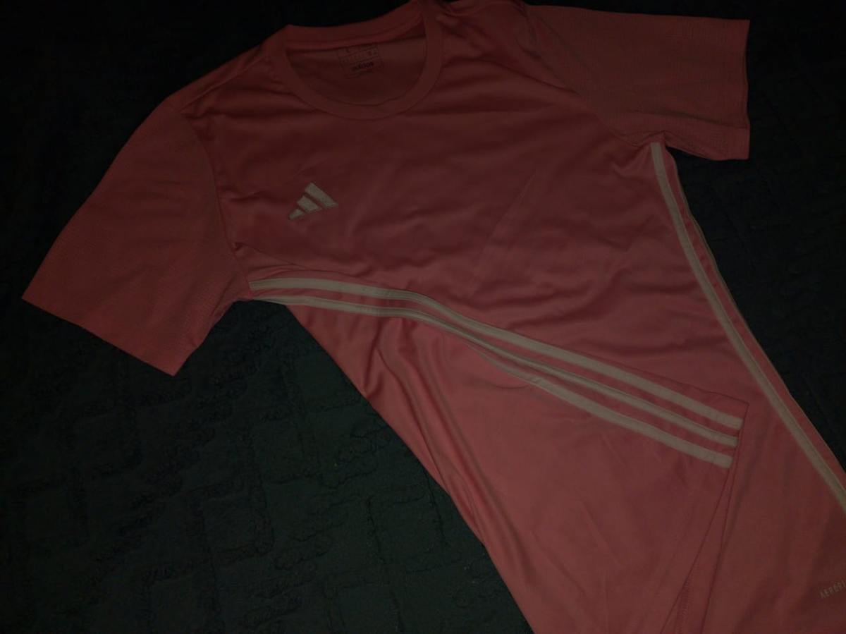 T-shirt Adidas rose - vue de côté